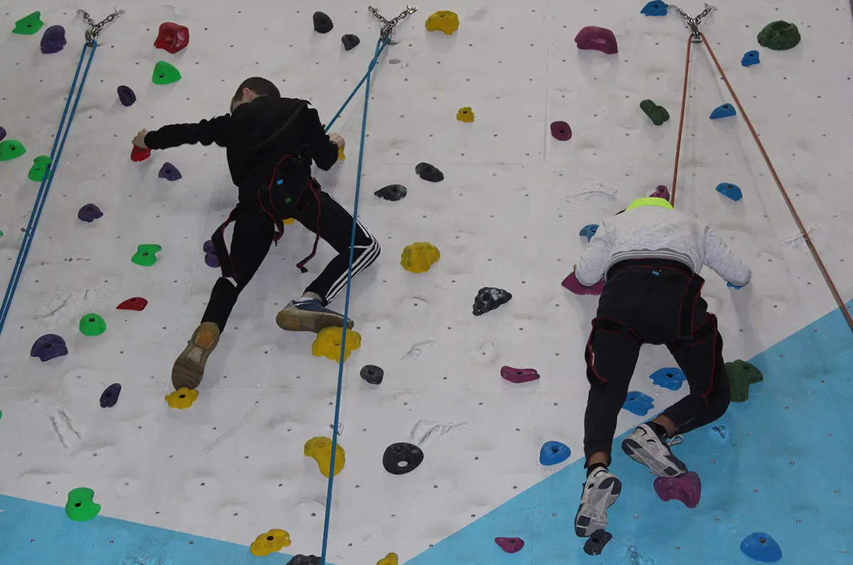 kids-climbing